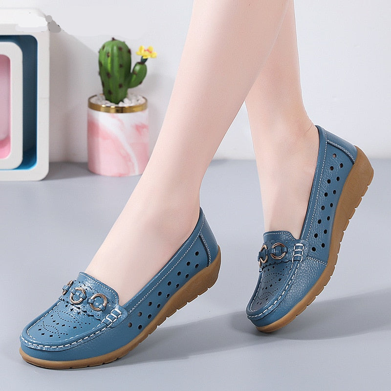 Durchbrochene Keilabsatz-Loafer mit goldenen Schnallendetails für Damen