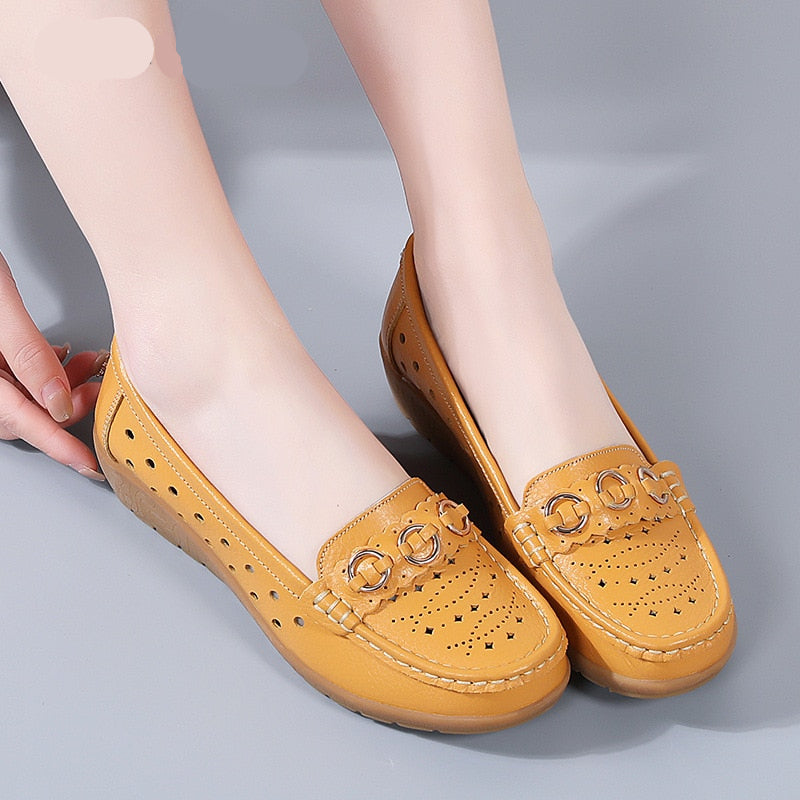 Durchbrochene Keilabsatz-Loafer mit goldenen Schnallendetails für Damen