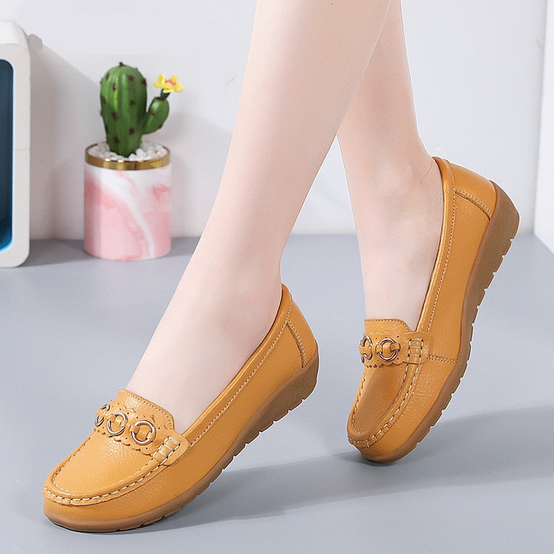 Keilabsatz-Mokassins mit goldenen Schnallendetails für Damen