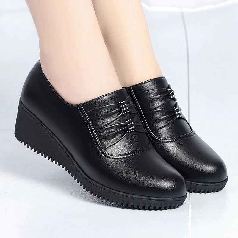 Bequeme Keilabsatz-Loafer aus schwarzem Kunstleder für Damen