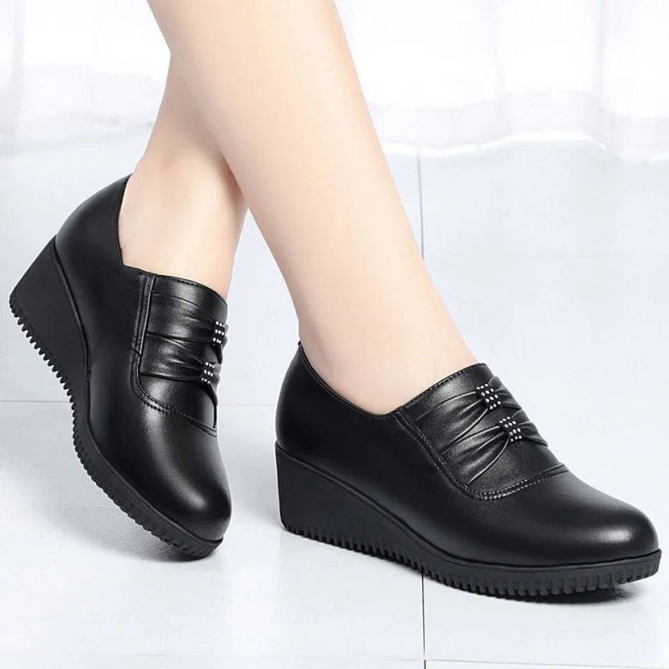 Bequeme Keilabsatz-Loafer aus schwarzem Kunstleder für Damen