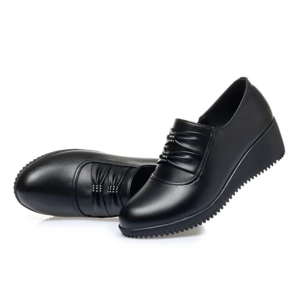 Bequeme Keilabsatz-Loafer aus schwarzem Kunstleder für Damen