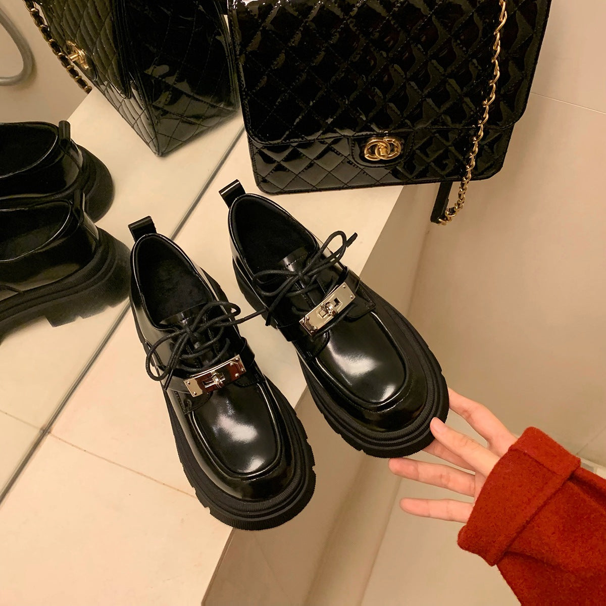 Schwarze Damen-Loafer aus Kunstleder mit dicker Sohle und Schnürung