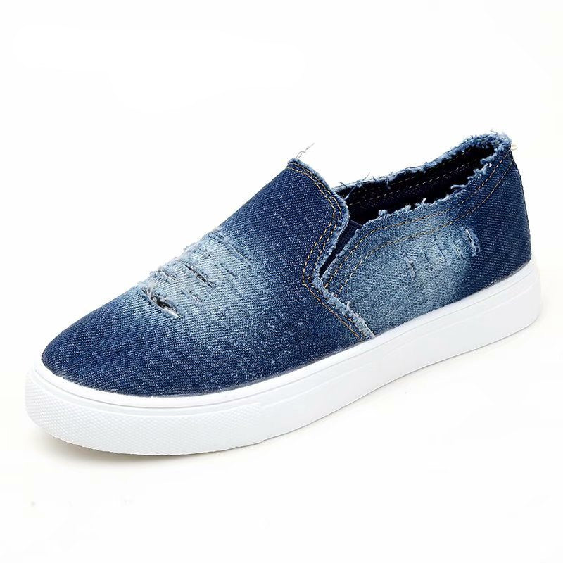 Damenmokassins aus Jeans mit Plateau und weißem Hintergrund