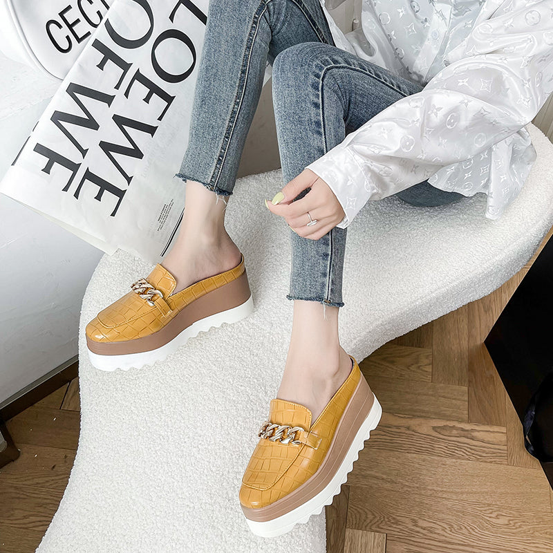 Offene Keilabsatz-Loafer in Kroko-Lederoptik mit goldener Kette für Damen