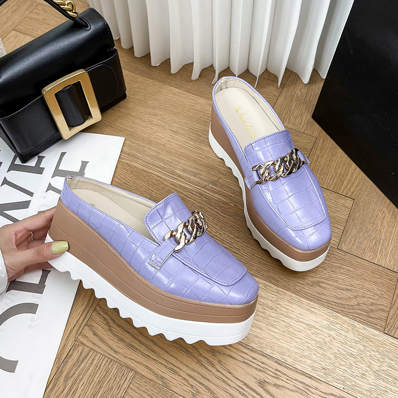 Offene Keilabsatz-Loafer in Kroko-Lederoptik mit goldener Kette für Damen