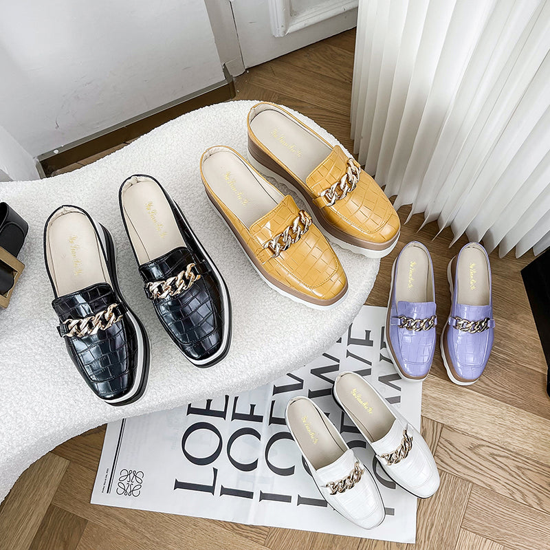 Offene Keilabsatz-Loafer in Kroko-Lederoptik mit goldener Kette für Damen