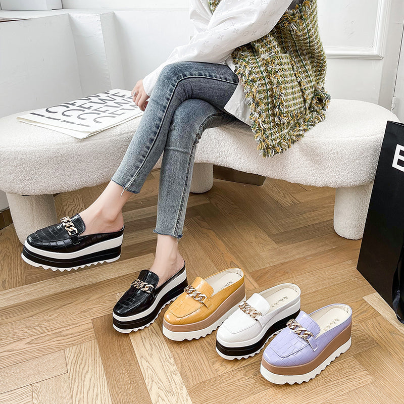 Offene Keilabsatz-Loafer in Kroko-Lederoptik mit goldener Kette für Damen