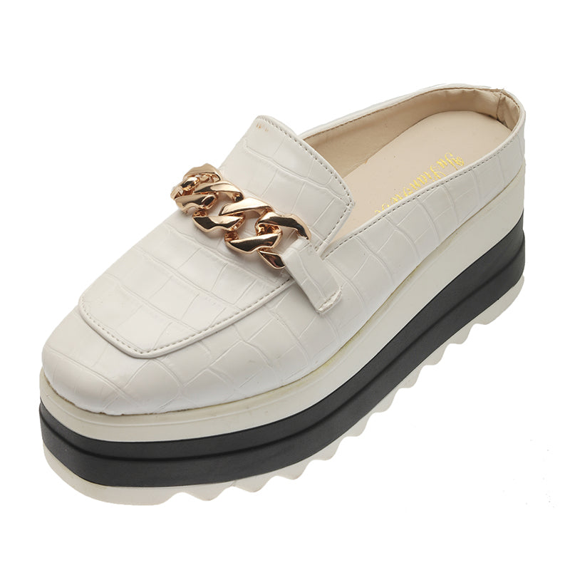Offene Keilabsatz-Loafer in Kroko-Lederoptik mit goldener Kette für Damen