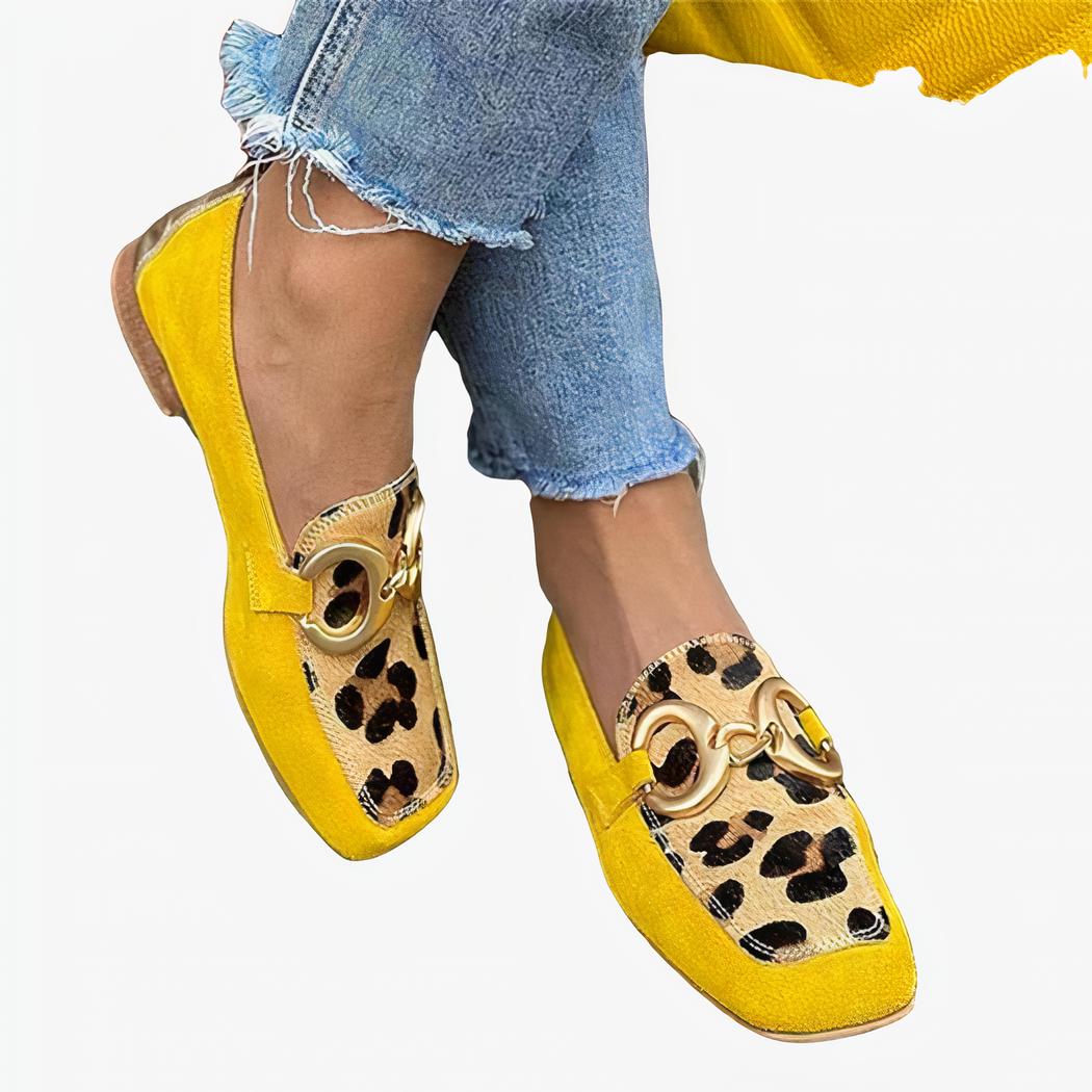 Flache gelbe Loafer mit Leopardenmuster und goldener Schnalle für Damen