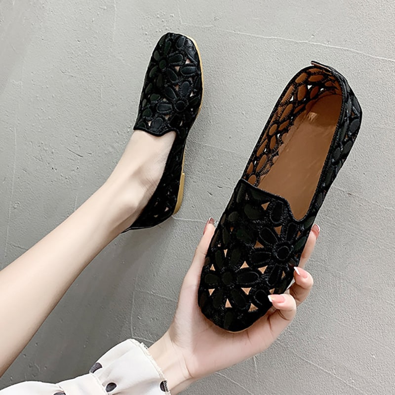 Flache, weiche und durchbrochene Loafer mit Blumenmuster