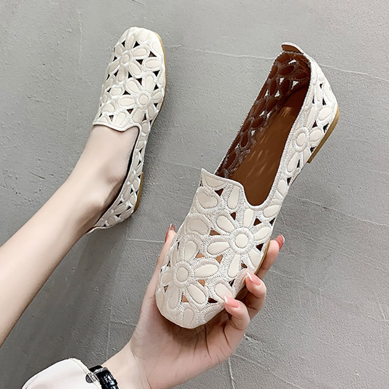 Flache, weiche und durchbrochene Loafer mit Blumenmuster