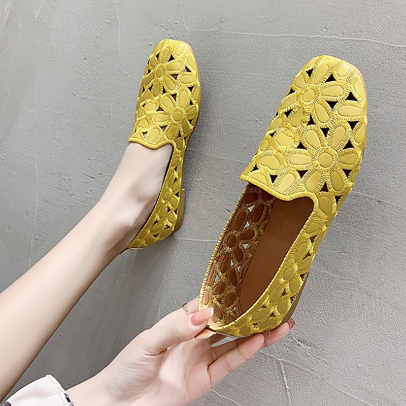 Flache, weiche und durchbrochene Loafer mit Blumenmuster