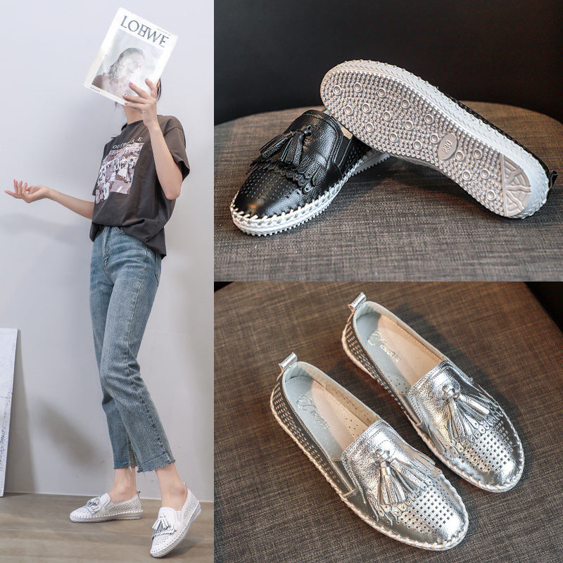 3 Bilder: eine Frau steht links und trägt Jeans und T-Shirt, zweites Bild: silberne Mokassins auf einem grauen Sofa, drittes Bild: schwarze Mokassins auf einem Sofa