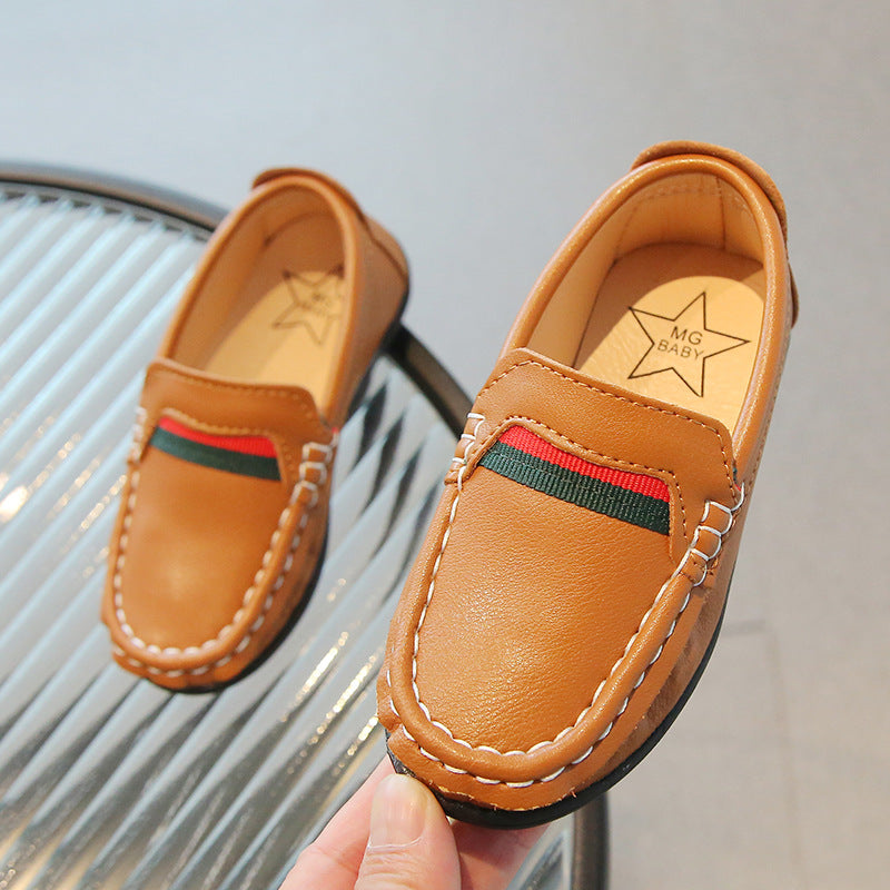 Weiche Kunstleder-Mokassins mit rot-grünem Design für Jungen