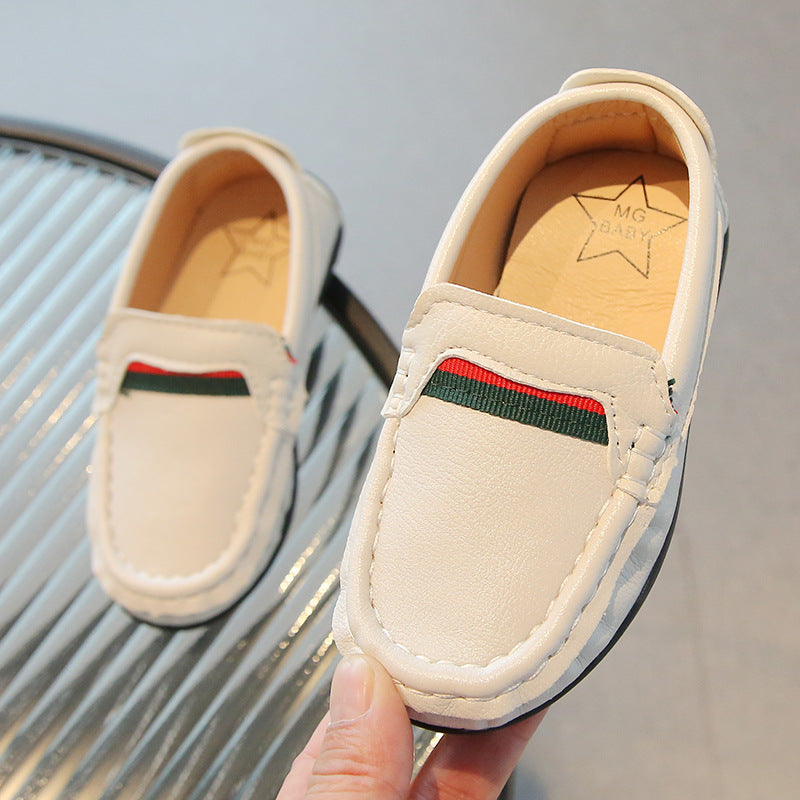 Weiche Kunstleder-Mokassins mit rot-grünem Design für Jungen