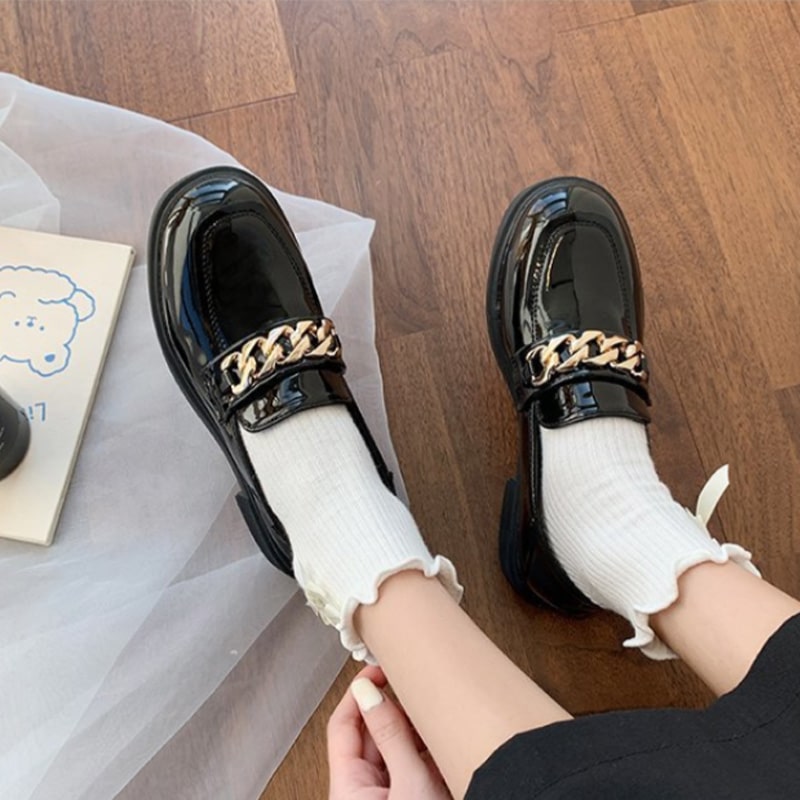 Lackleder-Loafer mit kleinem Absatz und Kette