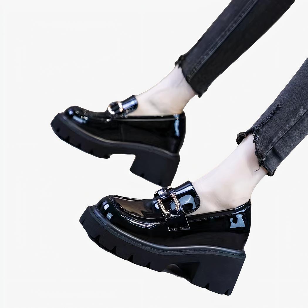Lackierte Loafer mit Absatz und dicker Sohle