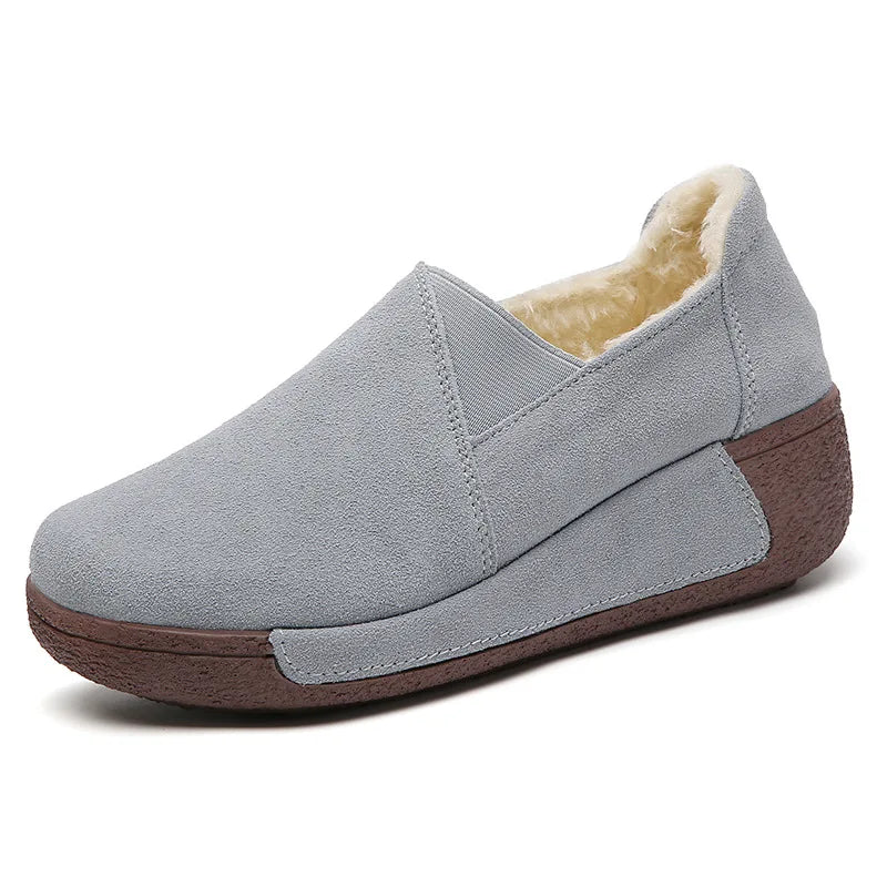 Damen Mokassin aus Veloursleder mit Fleecefutter und Keilsohle in Beige