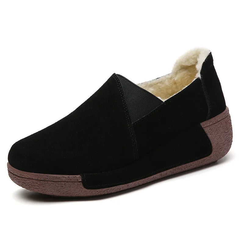 Damen Mokassin aus Veloursleder mit Fleecefutter und Keilsohle in Braun