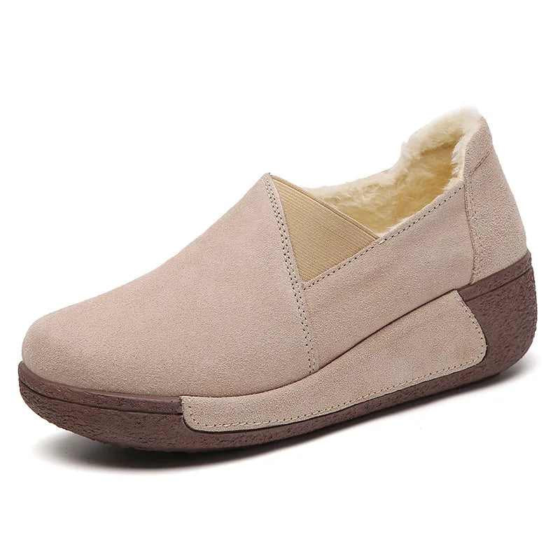 Damen Mokassin aus Veloursleder mit Fleecefutter und Keilsohle, Seitenansicht