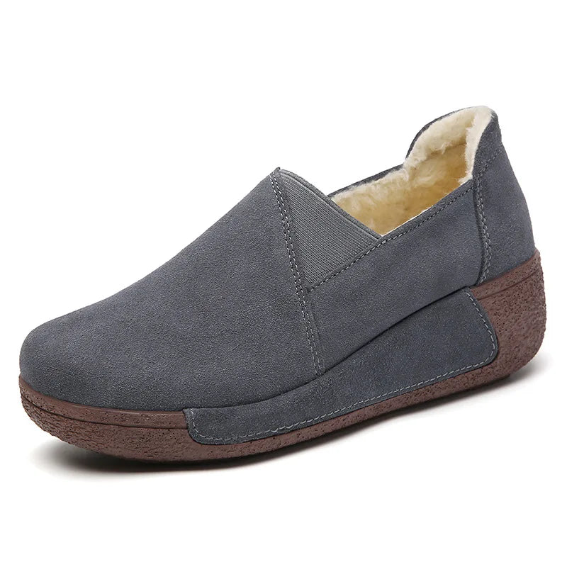 Damen Mokassin aus Veloursleder mit Fleecefutter und Keilsohle, Detailansicht der Sohle