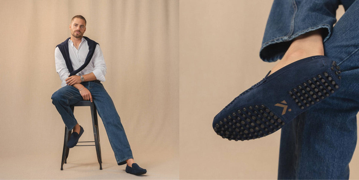 Mann mit marineblauen Wildleder-Mokassins