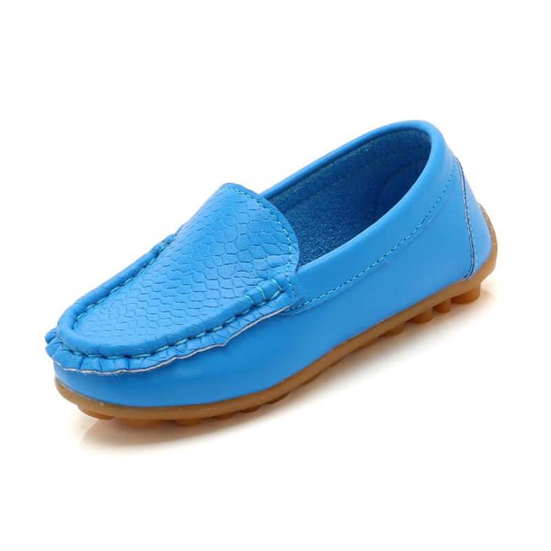 mokassin für Mädchen in Blau aus Kunstleder auf einem weißen Hintergrund