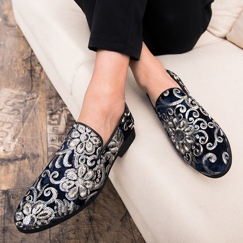Loafer in glänzendem Samteffekt mit Blumenstickerei und Pailletten