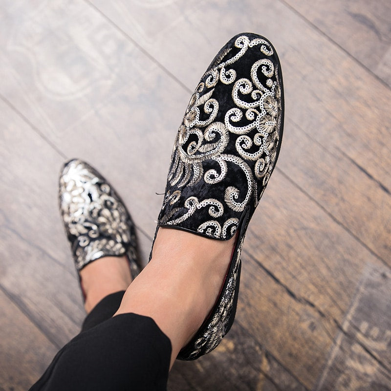 Loafer in glänzendem Samteffekt mit Blumenstickerei und Pailletten