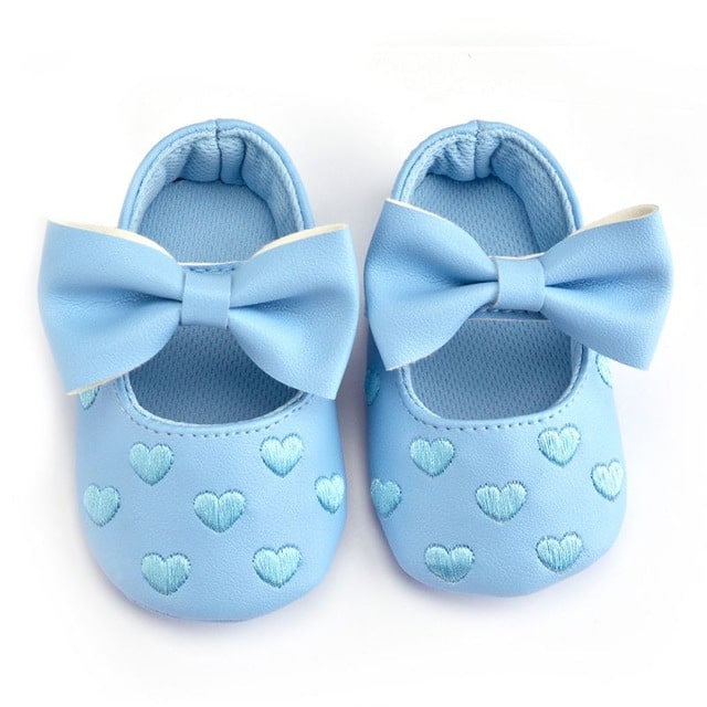 Blauer Mokassin für Babys mit Herzmuster und Fliege