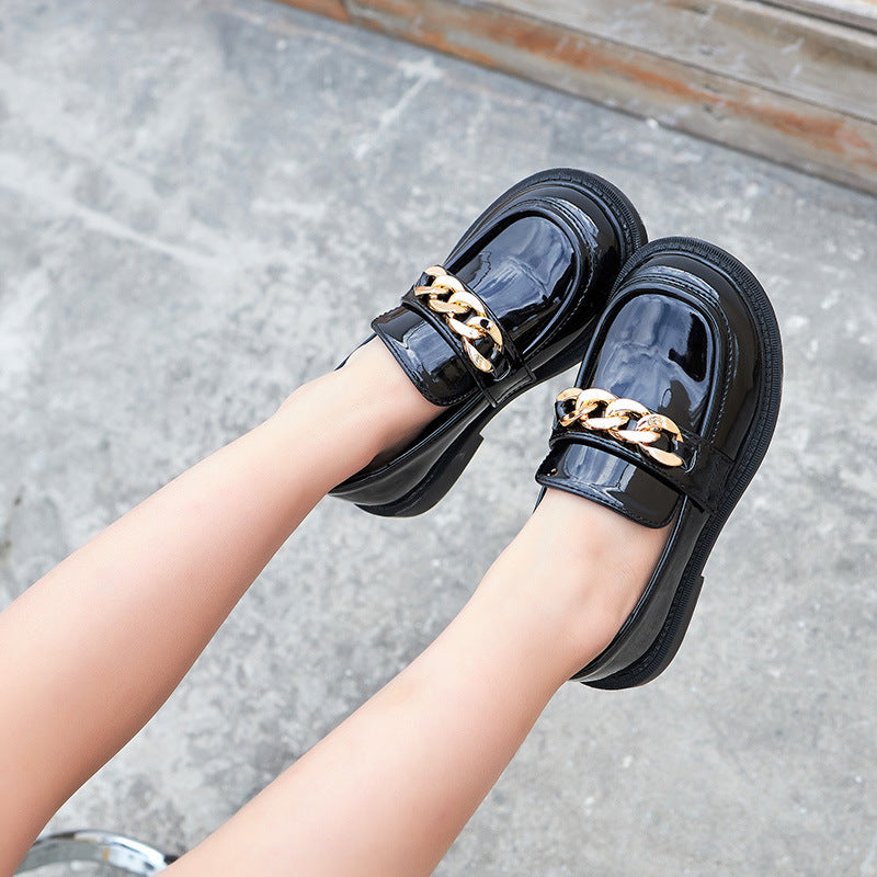 mädchen, das schwarze Lackschuhe mit Quaste trägt