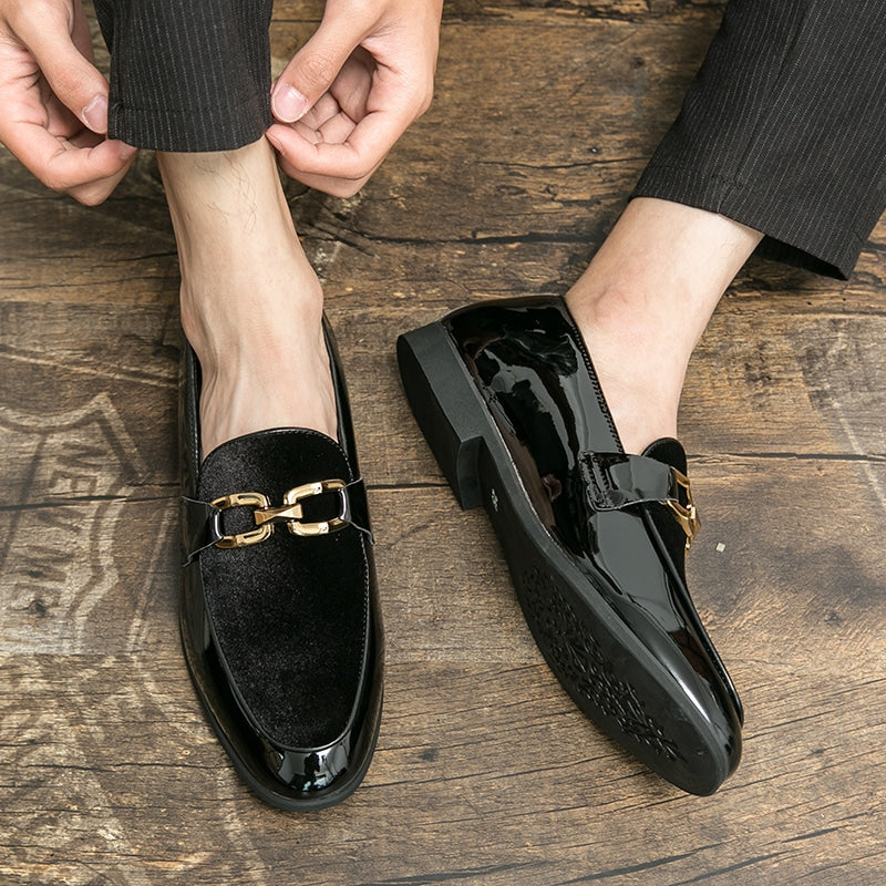 Elegante Lackloafer Schwarz und Samt mit goldenen Trensen