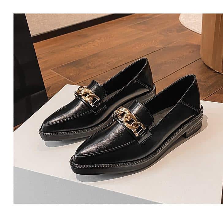 Spitze Lackoptik-Loafer mit Kette