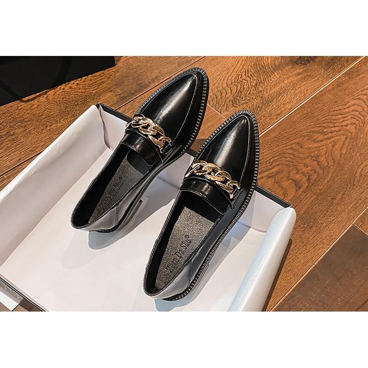 Spitze Lackoptik-Loafer mit Kette