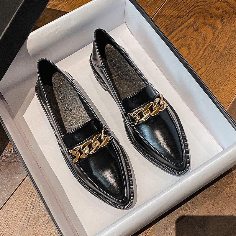 Spitze Lackoptik-Loafer mit Kette