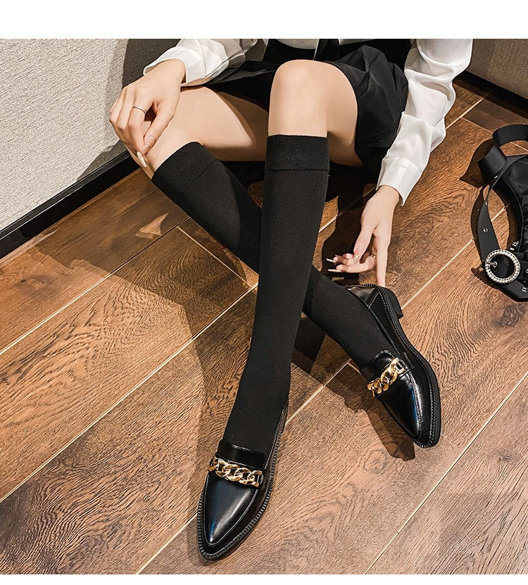 Spitze Lackoptik-Loafer mit Kette