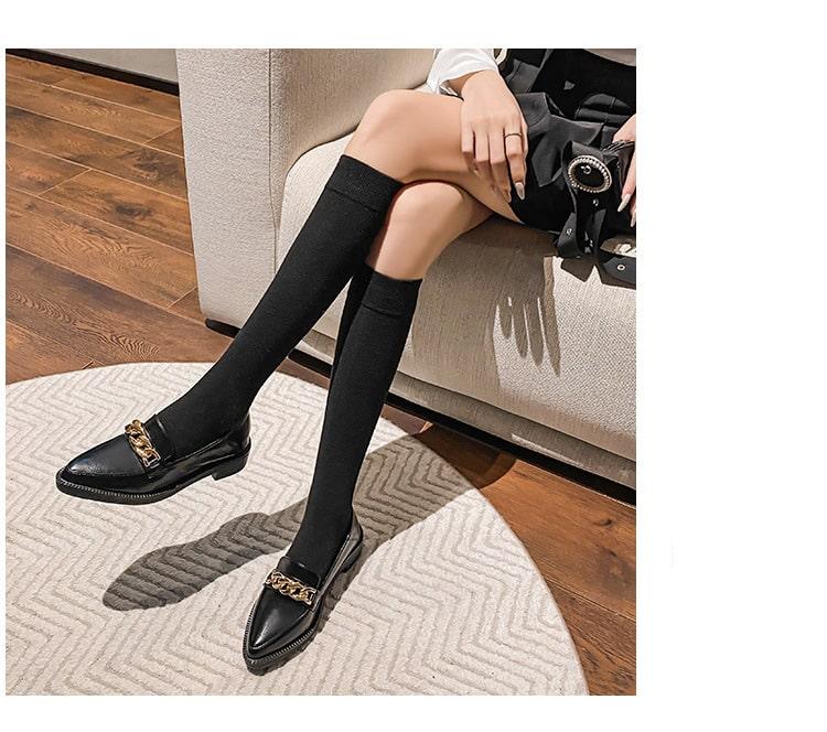 Spitze Lackoptik-Loafer mit Kette