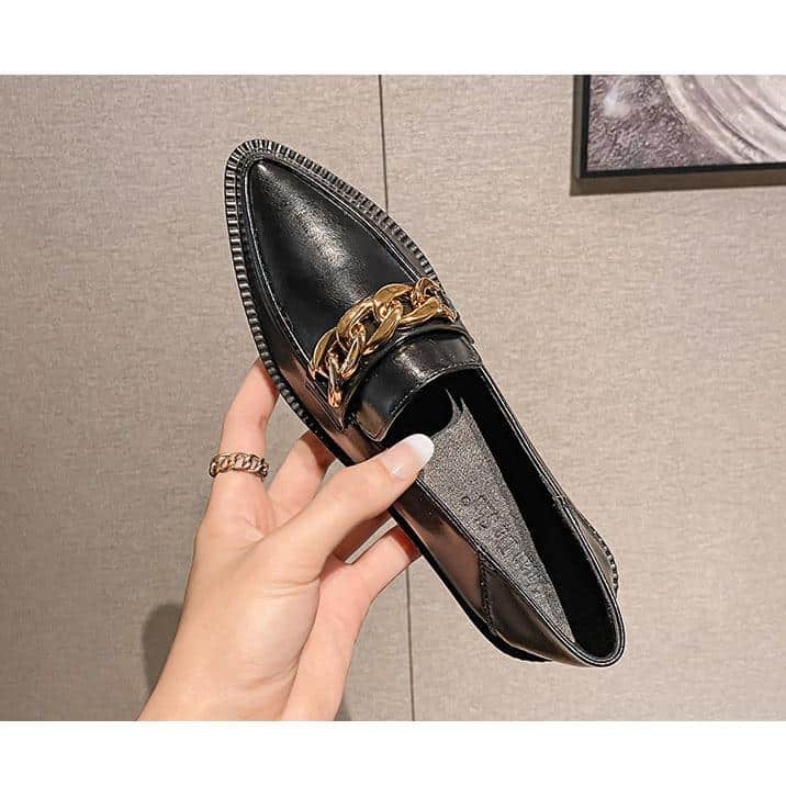 Spitze Lackoptik-Loafer mit Kette