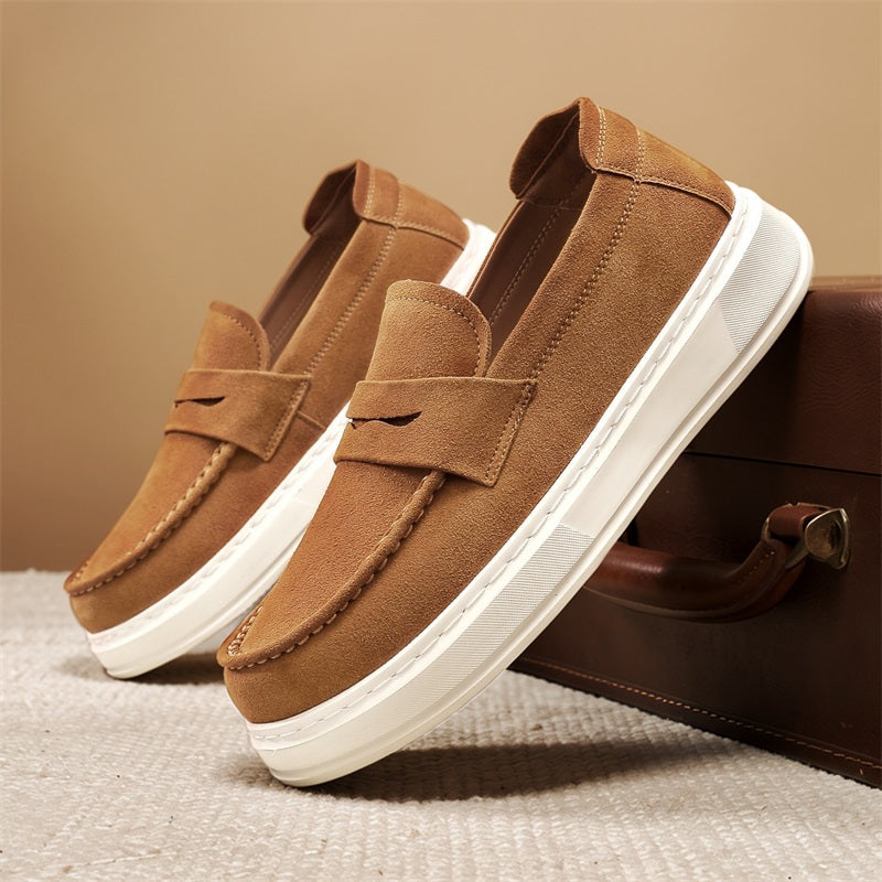Mokassins mit dicker weißer Sohle und Spange in Camel, Detailansicht