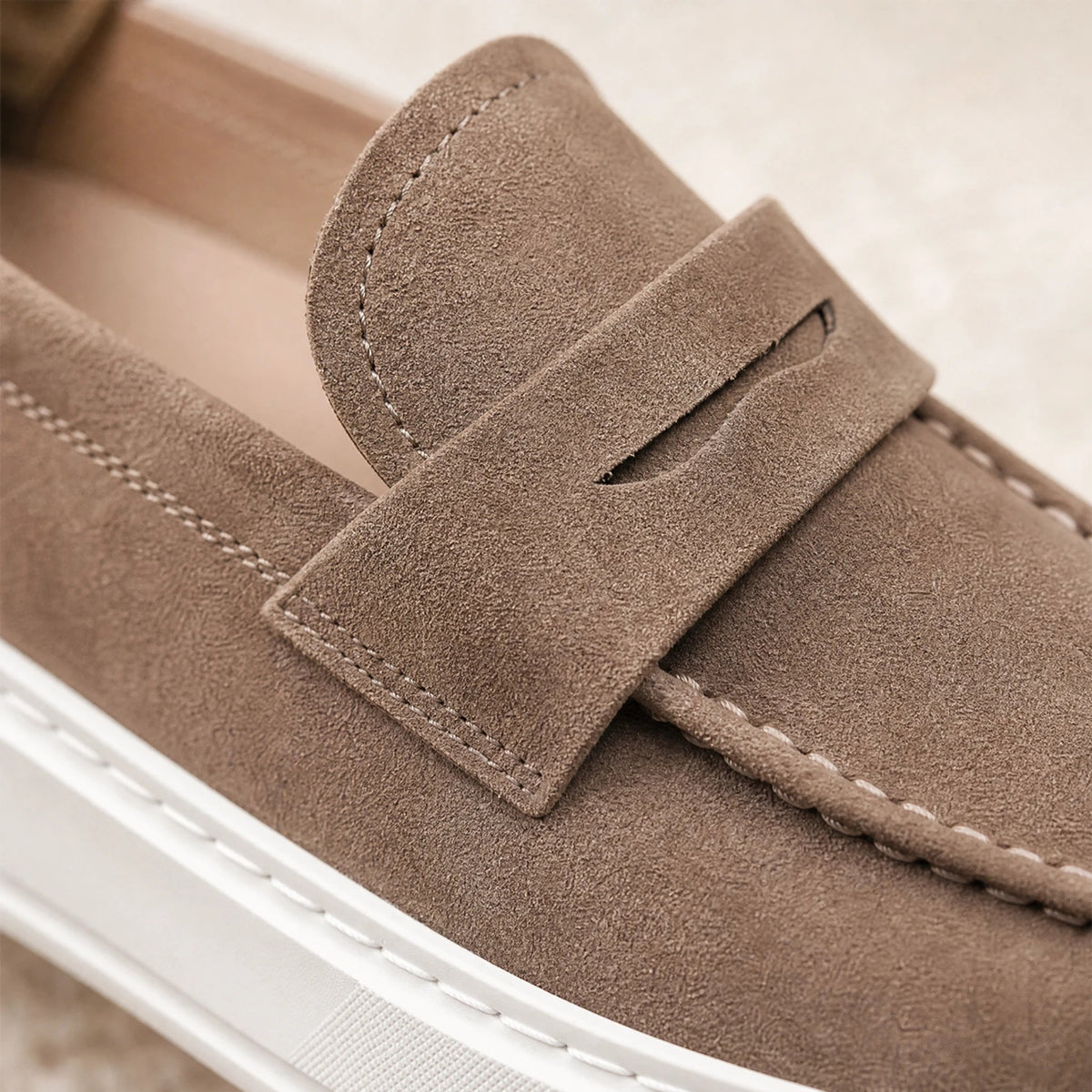 Mokassins mit dicker weißer Sohle und Spange in Camel Bild