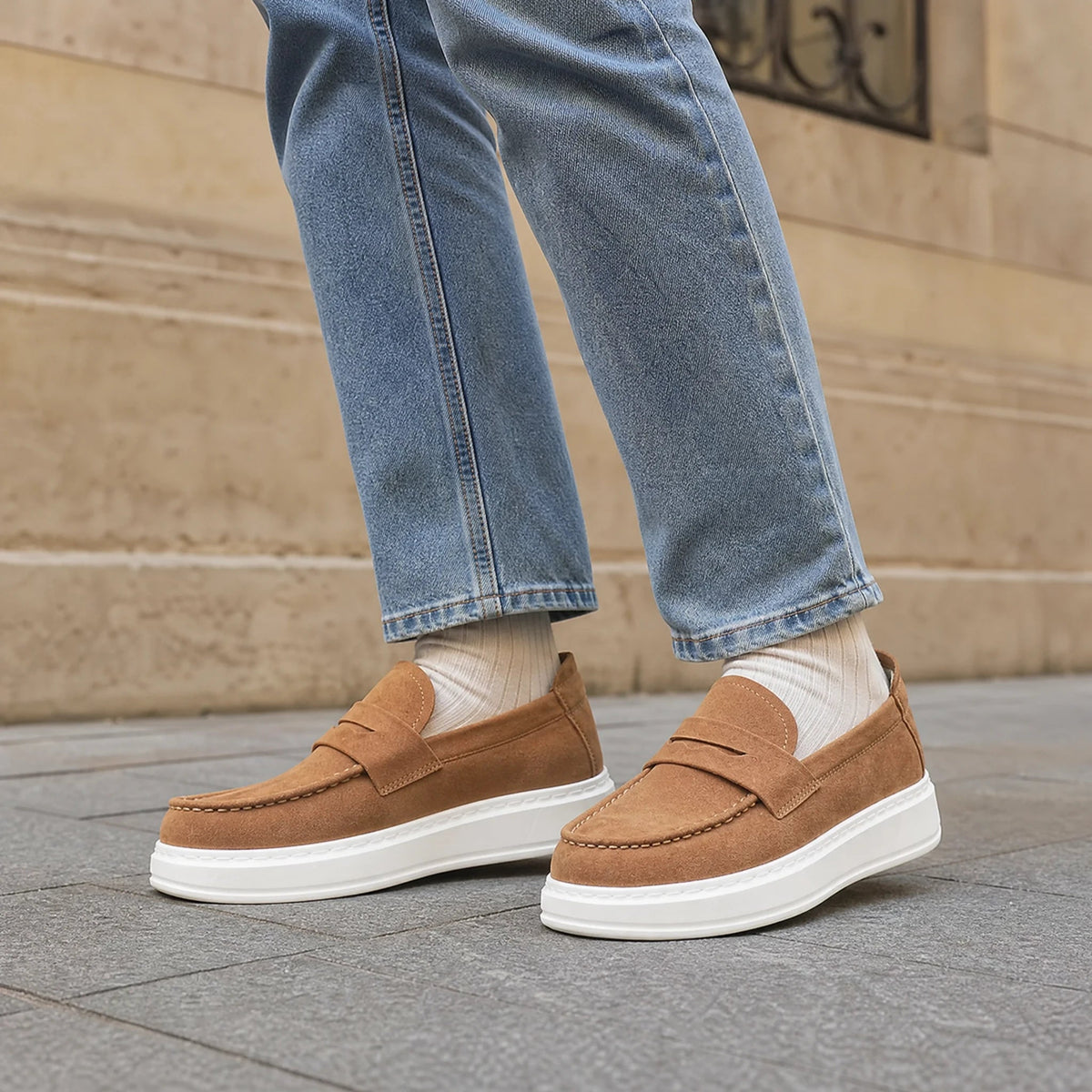 Mokassins mit dicker weißer Sohle und Spange in Taupe, Detailansicht