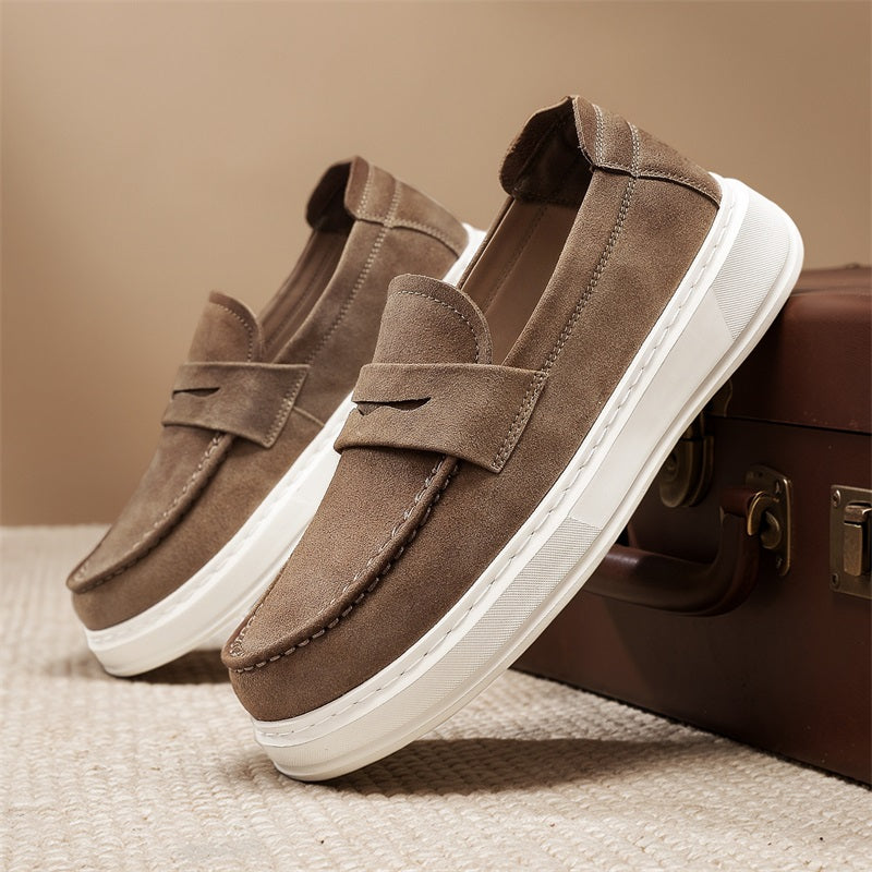 Mokassins mit dicker weißer Sohle und Spange in Camel, Detailansicht