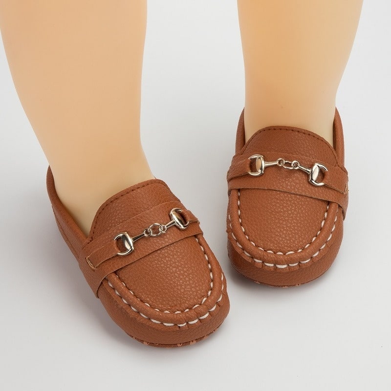 Mokassins für Babys aus genarbtem Leder mit Silberzähnen
