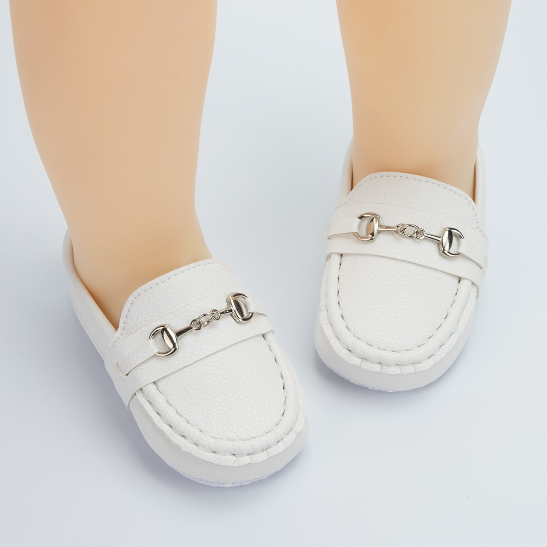 Mokassins für Babys aus genarbtem Leder mit Silberzähnen
