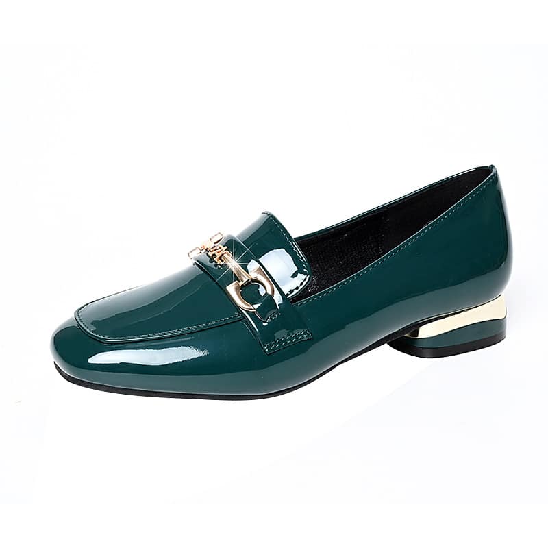 Loafer mit Absatz aus Lackleder