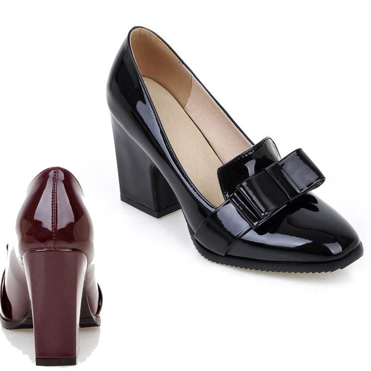 Loafer mit Absatz in Lackoptik mit dekorativer Schleife