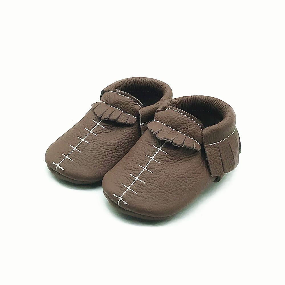 brauner Baby-Mokassin aus Leder mit sichtbarer weißer Naht