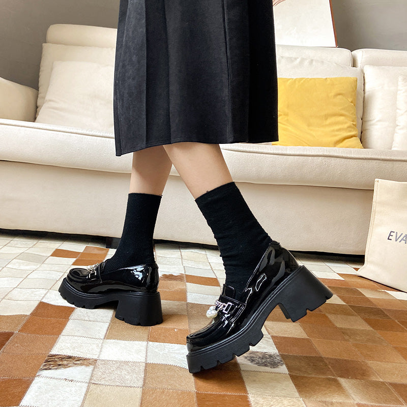 Loafer mit dicker Sohle, Kette und Perlen