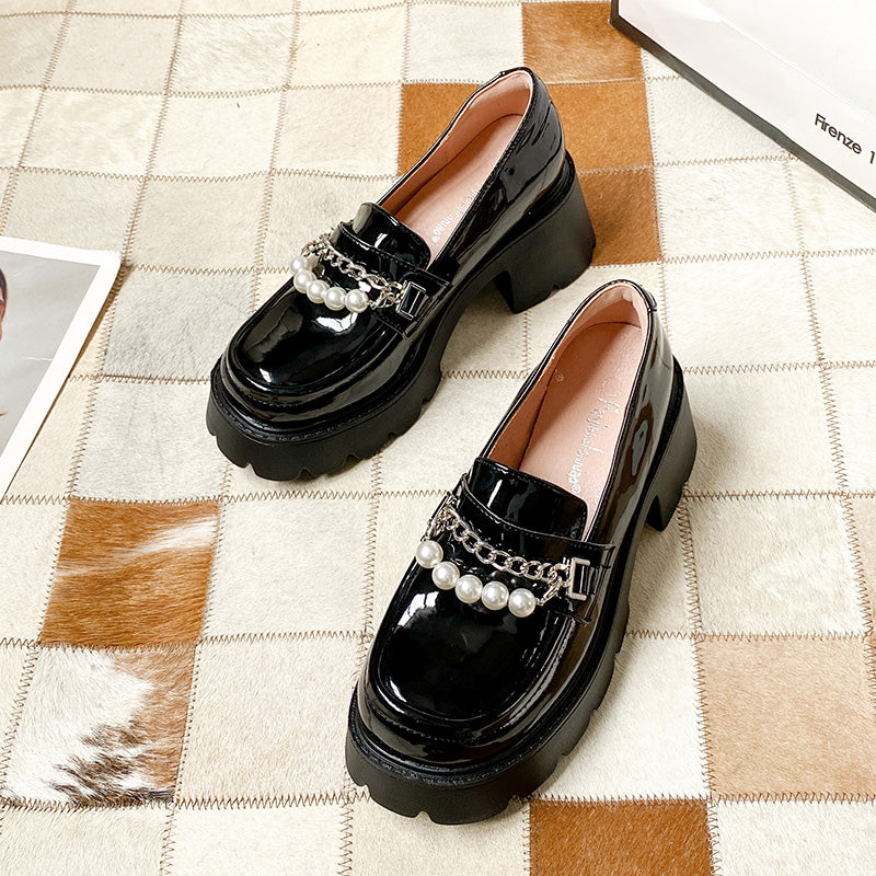 Loafer mit dicker Sohle, Kette und Perlen